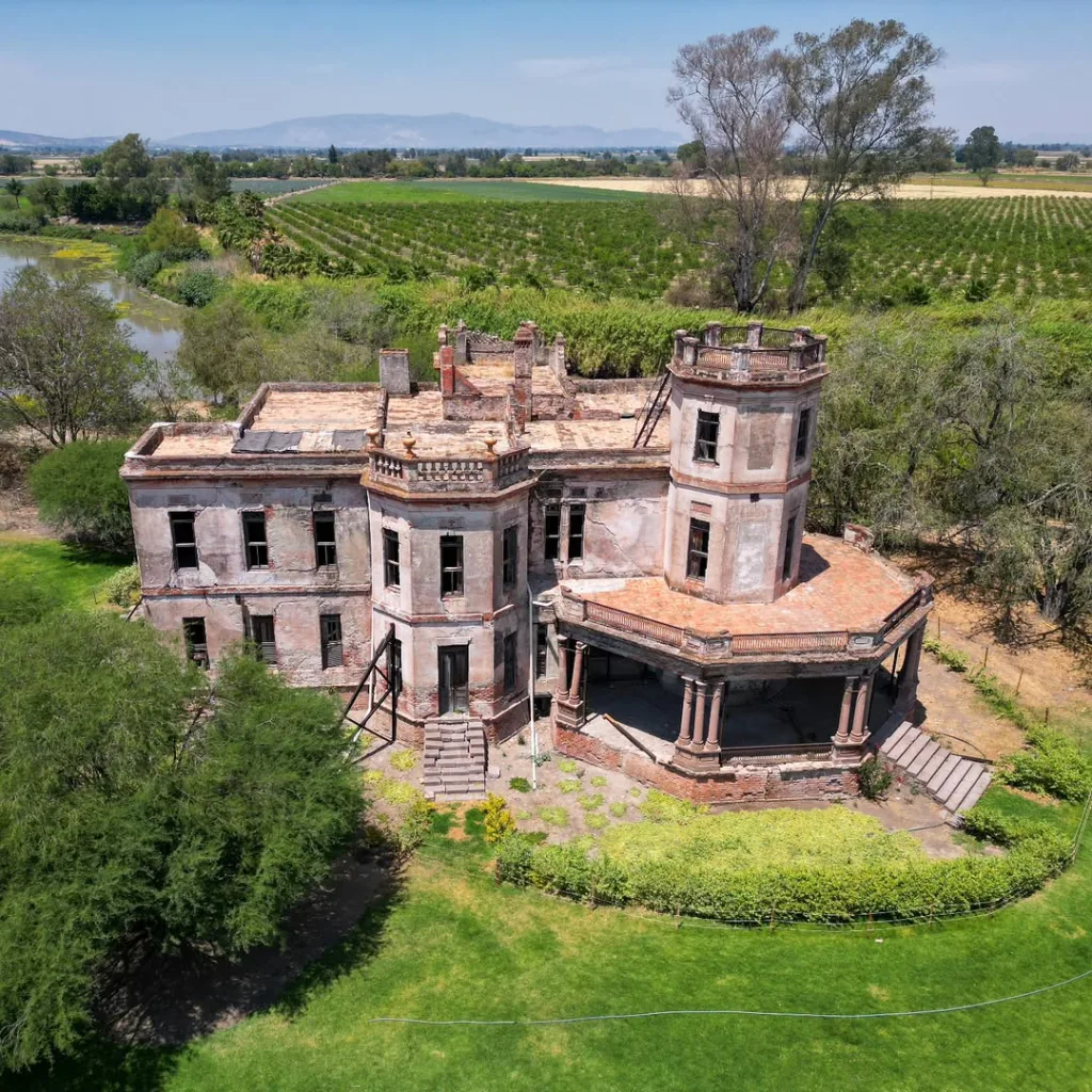 Descubre la historia de la Hacienda La Bella Cristina, la misteriosa mansión abandonada vinculada a Porfirio Díaz que hoy luce detenida en el tiempo entre ruinas y leyendas. ¿Cuándo la visitas?