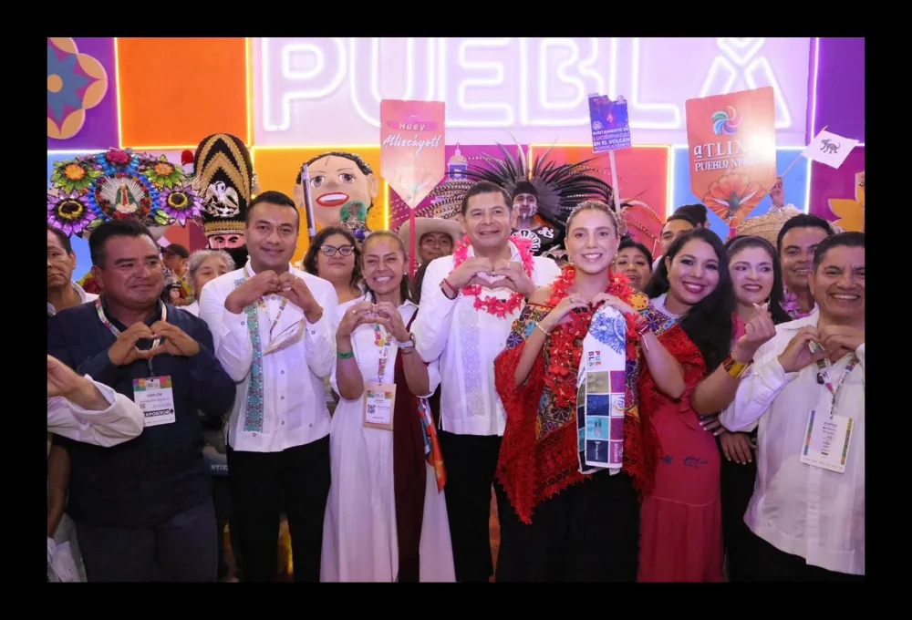 Carla López-Malo y el gobernador de Puebla, Alejandro Armenta Mier, junto a su gran equipo en el Tianguis Turístico de México en Acapulco 2026.