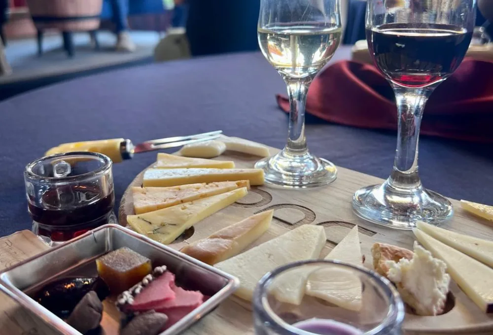 Degustación de vino y queso en Viña TX, en Tequisquiapan.