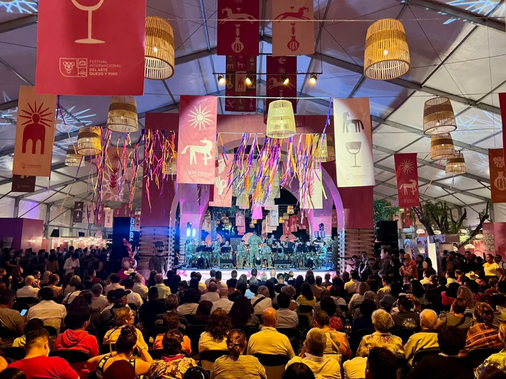 ¡Arrancó el festival! La Sinfónica de la Sedena marca el inicio del 50 aniversario del Festival Internacional del Arte, Queso y Vino en Tequisquiapan. Aquí todo el detalle de nuestra cobertura especial.
