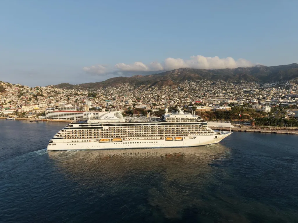 México registró un crecimiento de 14.8% en pasajeros de cruceros durante el primer cuatrimestre de 2026. Descubre qué puertos lideran el turismo marítimo y qué significa para el país.