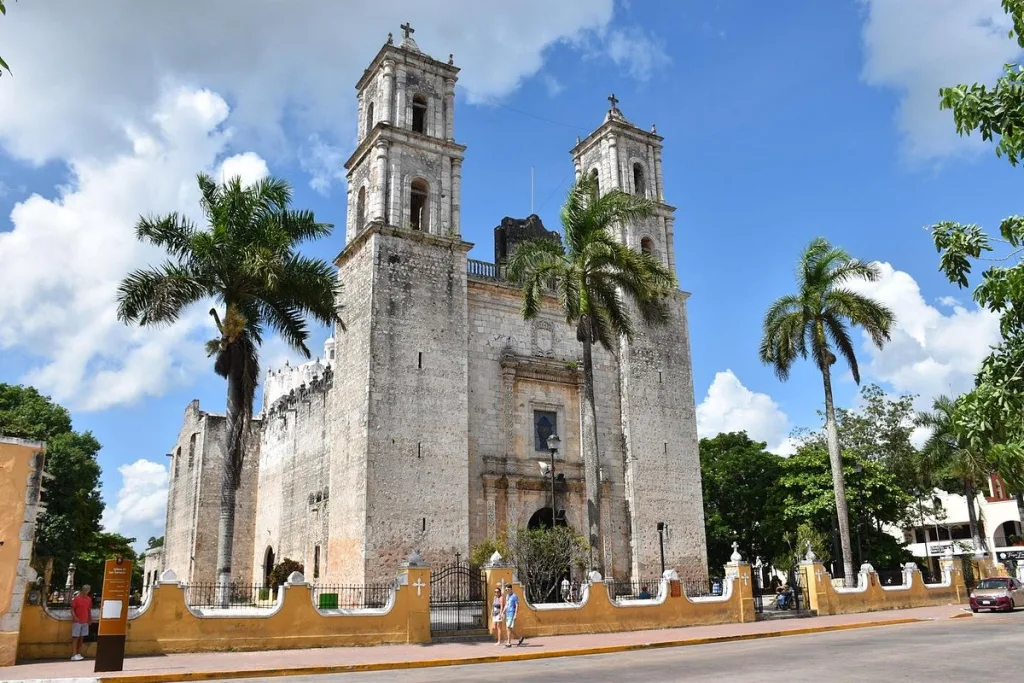 Descubre Valladolid, Yucatán, el Pueblo Mágico famoso por su arquitectura colonial, gastronomía tradicional y cenotes impresionantes cerca de Chichén Itzá. Un lugar que sin duda alguna te encantará.