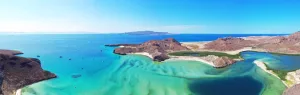 Balandra, en Baja California Sur, conquista con sus aguas cristalinas y tranquilas que invitan a nadar y caminar entre paisajes únicos./Foto: SECTUR