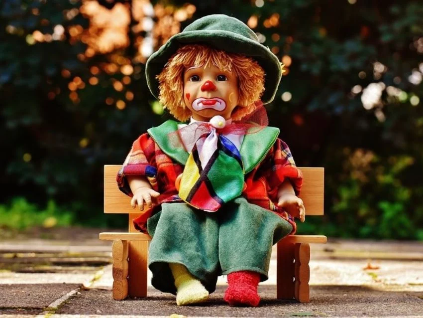 Descubre el verdadero origen de la frase “ya te cargó el payaso”, una de las expresiones mexicanas más populares. Conoce su historia, significado y cómo se volvió parte del lenguaje cotidiano en México.