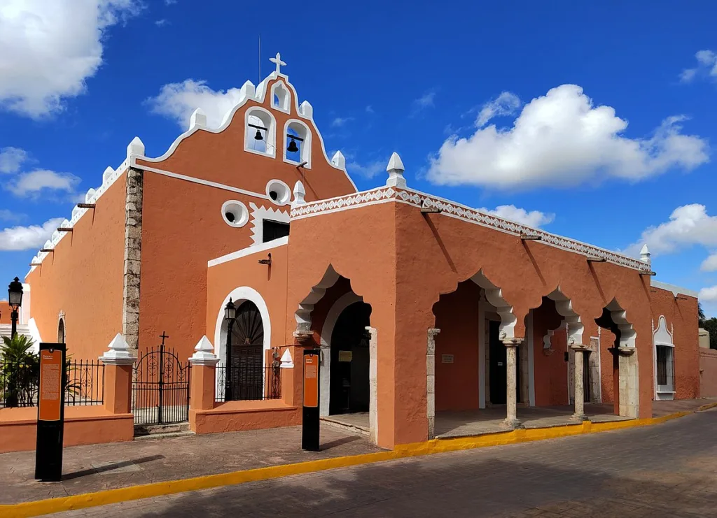 Descubre Valladolid, Yucatán, el Pueblo Mágico famoso por su arquitectura colonial, gastronomía tradicional y cenotes impresionantes cerca de Chichén Itzá. Un lugar que sin duda alguna te encantará.