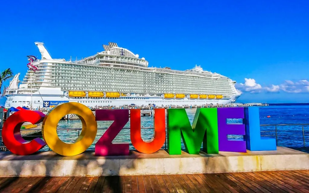 México registró un crecimiento de 14.8% en pasajeros de cruceros durante el primer cuatrimestre de 2026. Descubre qué puertos lideran el turismo marítimo y qué significa para el país.