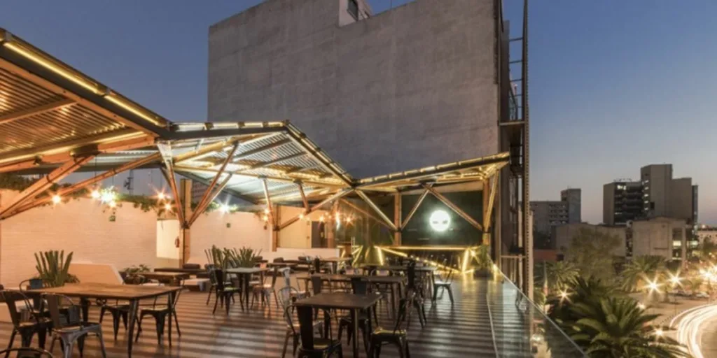 Descubre 4 terrazas en CDMX donde puedes sentirte en la playa gracias a sus mariscos, cocteles, ambiente tropical y rooftops perfectos para el calor. ¿Ya las conocías?