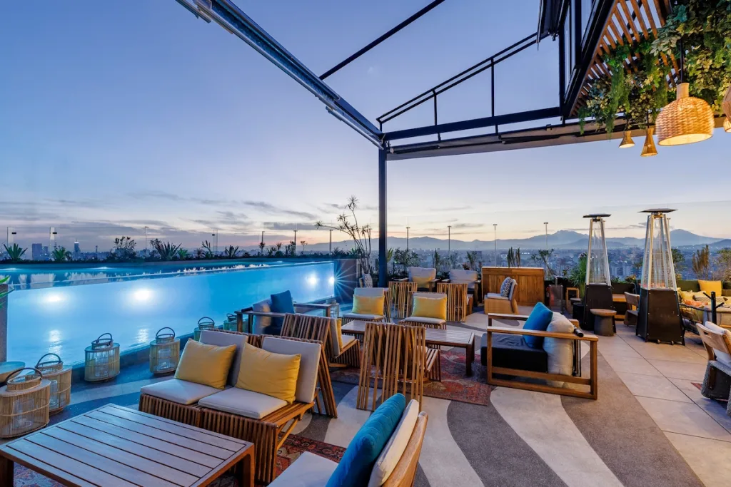 Descubre 4 terrazas en CDMX donde puedes sentirte en la playa gracias a sus mariscos, cocteles, ambiente tropical y rooftops perfectos para el calor. ¿Ya las conocías?