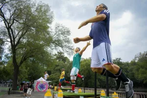 Descubre dónde ver las esculturas monumentales del Mundial 2026 en Chapultepec. Conoce la historia de esta exposición gratuita que convierte al bosque más emblemático de México en una fiesta futbolera para aficionados y visitantes.