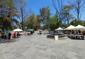 San Ángel, en el sur de la CDMX, es un Barrio Mágico donde las calles empedradas, casonas coloniales y mercados de arte crean una atmósfera única/Foto: Wikimedia Commons