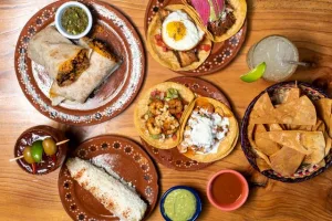 Entre partido y partido, la CDMX se vive en sus banquetas: antojitos icónicos, rápidos y llenos de sabor que capturan la esencia de la gastronomía urbana. Aquí, comer de pie es parte del ritual… y del recuerdo./Foto: Pexels