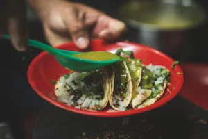 Entre mercados, taquerías y antojitos icónicos, esta guía te lleva a descubrir el verdadero corazón culinario de la ciudad… sin salirte del presupuesto./Foto: Pexels