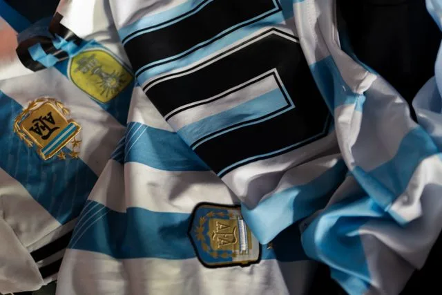 En el Estadio Azteca, durante el Mundial de 1986, Diego Maradona escribió una de las páginas más legendarias del deporte. Lo que pocos saben es que la icónica camiseta azul con la que marcó la "Mano de Dios" y el "Gol del Siglo" surgió de una historia tan inesperada como fascinante./Foto: Pexels