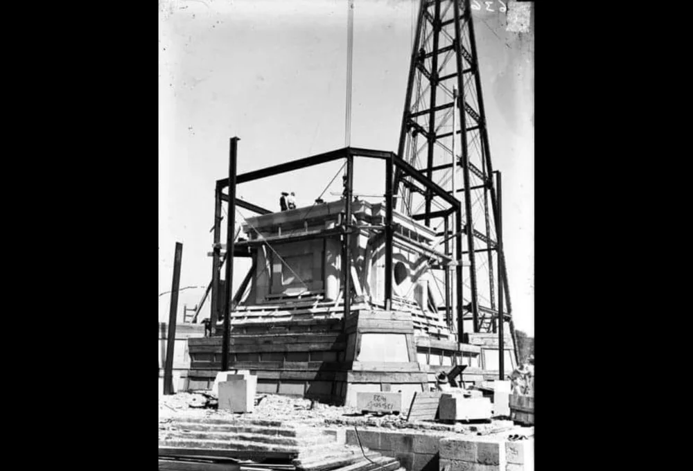 Construcción del Ángel de la Independencia.