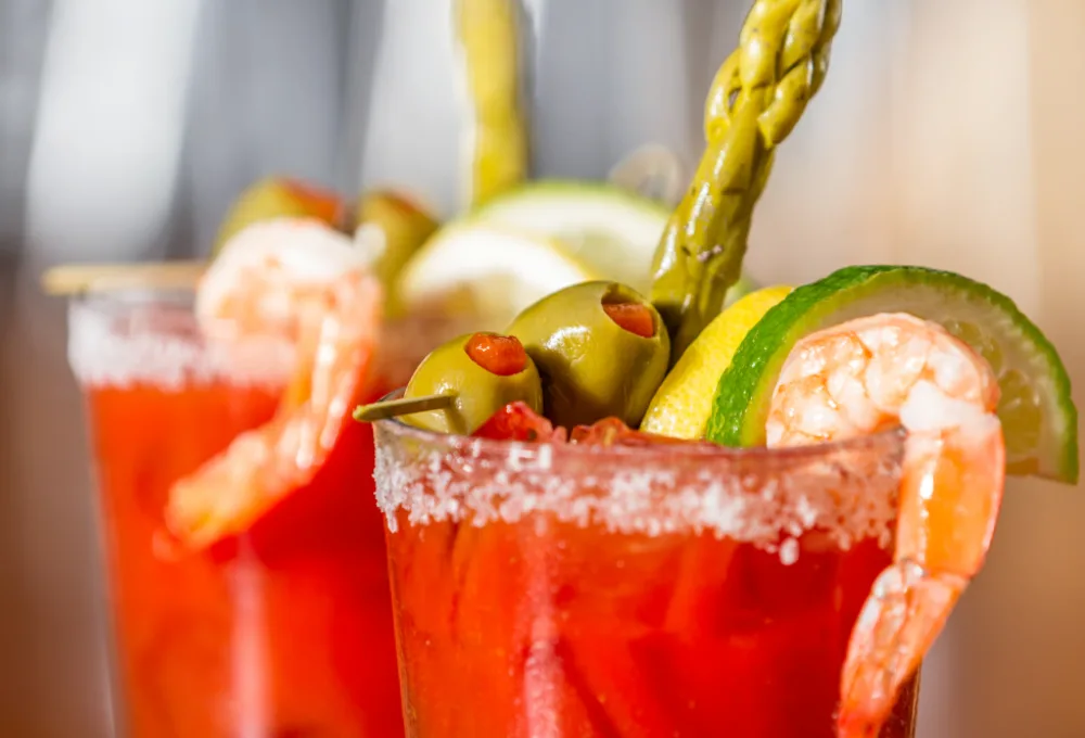 Michelada con camarón, aceituna y espárragos.