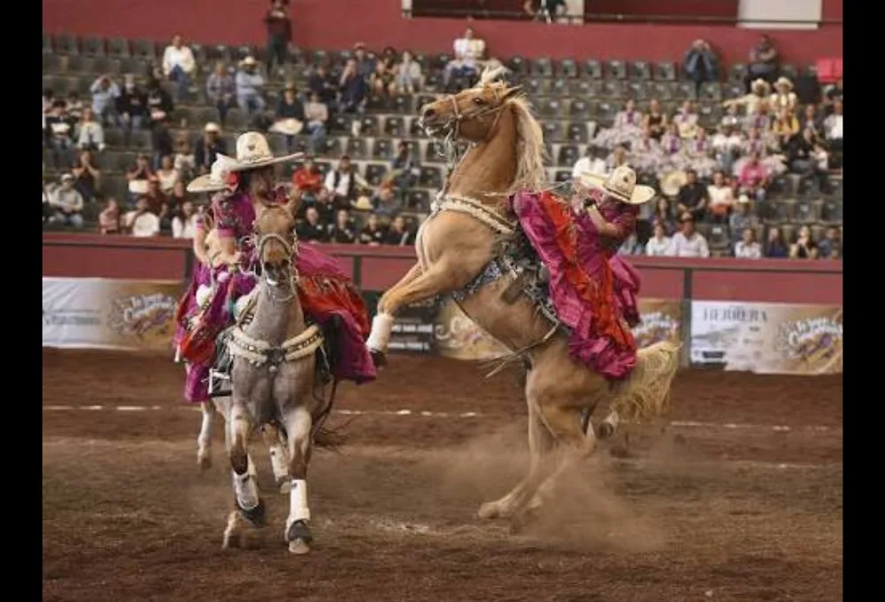 Las escaramuzas charras: La revolución femenina a caballo