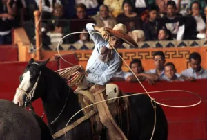 ¿Cuál es el origen de la charrería y cómo surgieron los charros y las escaramuzas en México?
