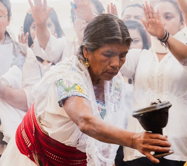 ¿Alguna vez te dieron un bolillo después de un susto? Descubre el origen de la “curada de espanto”, qué dice la ciencia, cómo surgieron las limpias y por qué estas tradiciones siguen vivas en México.