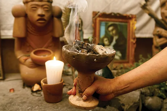 ¿Alguna vez te dieron un bolillo después de un susto? Descubre el origen de la “curada de espanto”, qué dice la ciencia, cómo surgieron las limpias y por qué estas tradiciones siguen vivas en México.