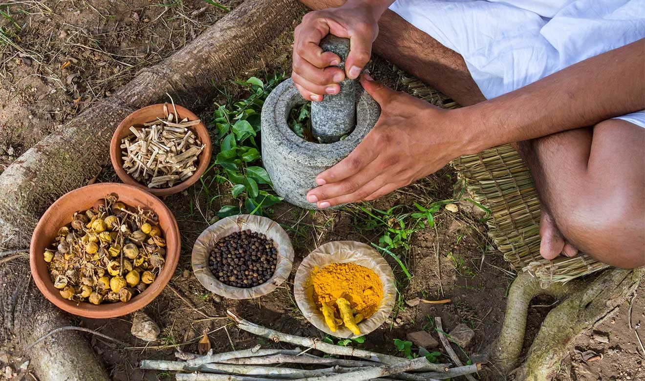 ¿Alguna vez te dieron un bolillo después de un susto? Descubre el origen de la “curada de espanto”, qué dice la ciencia, cómo surgieron las limpias y por qué estas tradiciones siguen vivas en México.