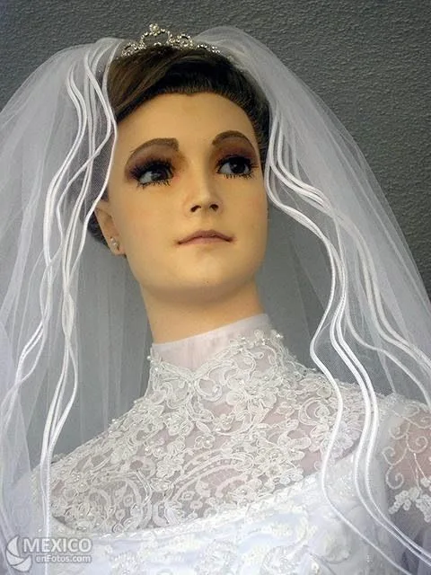 Descubre la historia de La Pascualita, el famoso maniquí de Chihuahua que ha inspirado una de las leyendas urbanas más intrigantes de México. Conoce su origen, los misterios que la rodean y la verdad detrás de la famosa novia del escaparate.