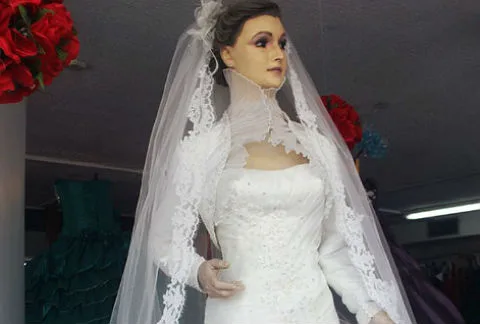 Descubre la historia de La Pascualita, el famoso maniquí de Chihuahua que ha inspirado una de las leyendas urbanas más intrigantes de México. Conoce su origen, los misterios que la rodean y la verdad detrás de la famosa novia del escaparate.