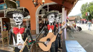 Descubre qué significa realmente el relajo en la cultura mexicana. Conoce la teoría del filósofo Jorge Portilla, por qué los mexicanos se ríen de todo y cómo esta forma de convivencia refleja nuestra identidad.