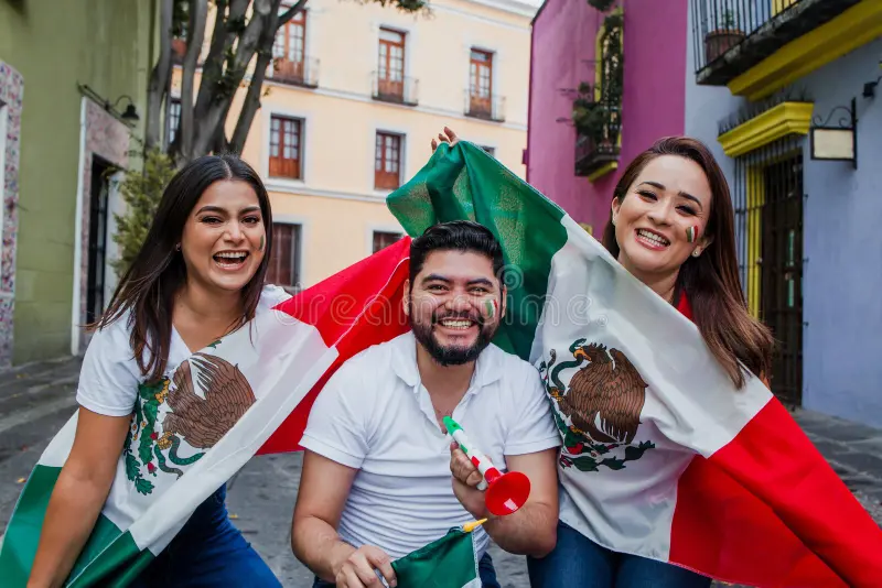 Descubre qué significa realmente el relajo en la cultura mexicana. Conoce la teoría del filósofo Jorge Portilla, por qué los mexicanos se ríen de todo y cómo esta forma de convivencia refleja nuestra identidad.