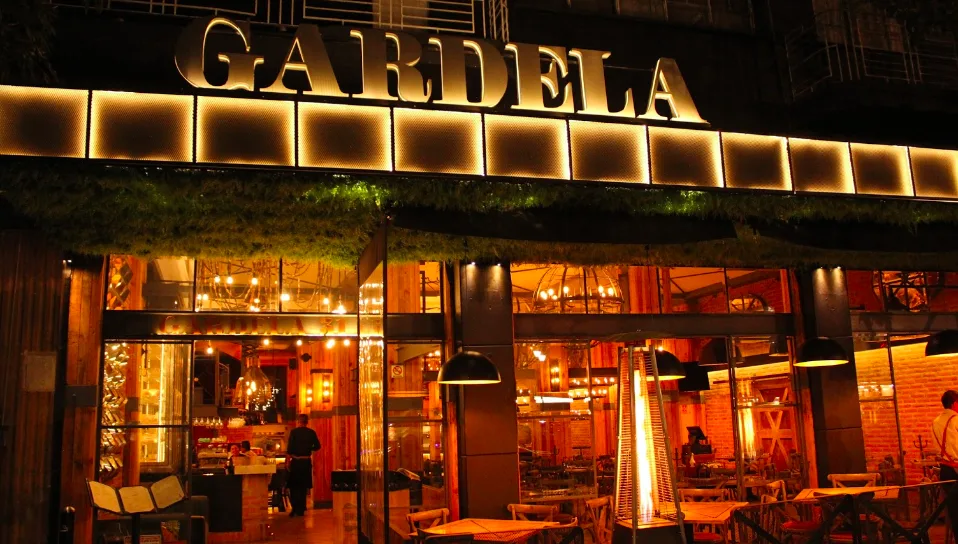 ¿Buscas dónde celebrar el Día del Padre en CDMX? Descubre 4 restaurantes especializados en cortes finos y carnes premium ideales para consentir a papá con una experiencia gastronómica inolvidable. ¿Ya sabes a dónde llevar a tu papá?
