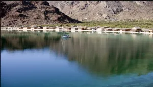 Bahía Concepción, en Baja California Sur, deslumbra con sus aguas cristalinas y calma absoluta, protegidas por formaciones naturales que crean escenarios perfectos para acampar y desconectar/Foto:Wikimedia Commons
