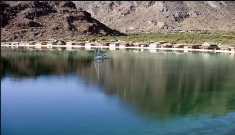 Bahía Concepción, en Baja California Sur, deslumbra con sus aguas cristalinas y calma absoluta, protegidas por formaciones naturales que crean escenarios perfectos para acampar y desconectar/Foto:Wikimedia Commons
