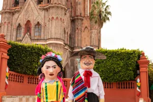 Una celebración única donde la creatividad, la devoción y el humor llenan las calles coloniales en uno de los festivales más surrealistas y esperados del Bajío./Foto: Wikimedia commons