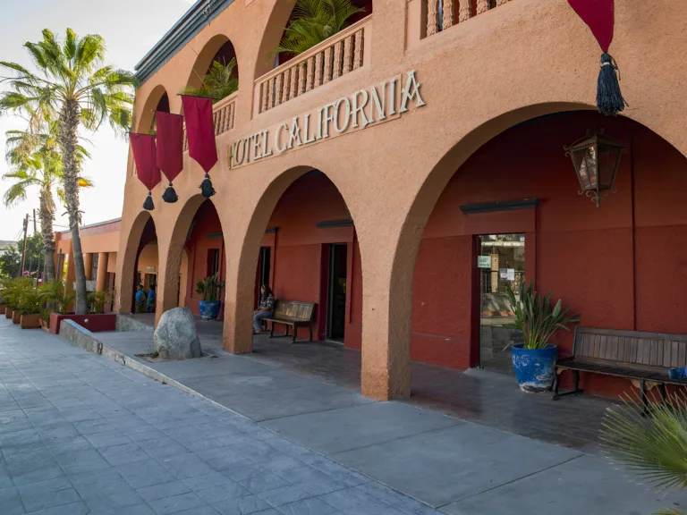 En Todos Santos, Baja California Sur, un colorido hotel ha alimentado durante décadas una de las historias más fascinantes del turismo y la música. /Foto: Sectur