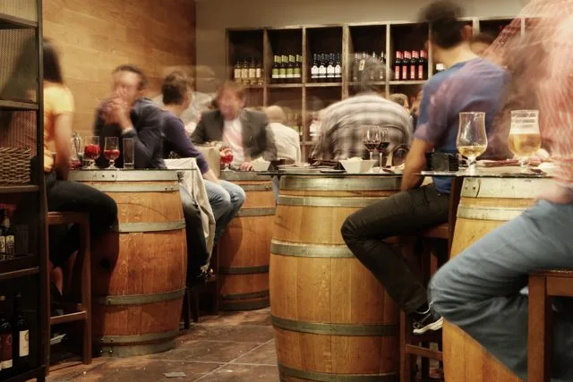 En el Centro Histórico, las cantinas son mucho más que lugares para beber: son espacios llenos de tradición, botana generosa y memorias que se comparten entre tragos. /Foto: Pexels