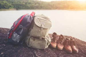Viajar a la montaña en temporada de lluvias exige elegir prendas técnicas y accesorios adecuados/Foto: Magnific