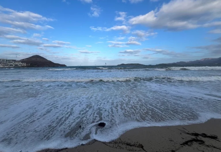 Playa San Carlos en Sonora: El paraíso donde el desierto se funde con el Mar de Cortés