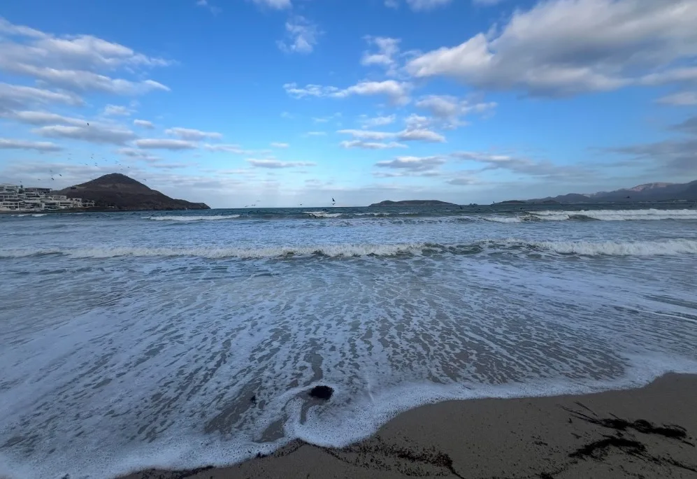 San Carlos, en Sonora, sorprende con un paisaje único donde dunas, montañas volcánicas y las aguas del Mar de Cortés conviven en un mismo escenario./Foto: Wikimedia Commons