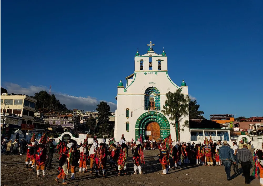 Cada 24 de junio, San Juan Chamula se convierte en el escenario de una de las festividades más fascinantes de México, donde rituales ancestrales del pueblo tzotzil se fusionan con el catolicismo en una expresión única de identidad y sincretismo cultural./Foto: Wikimedia Commons
