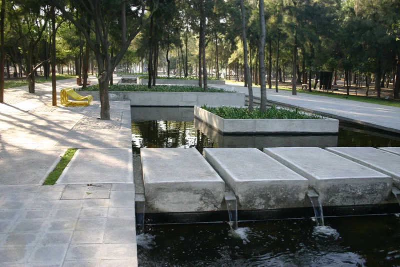 Descubre el nuevo Espejo de Agua en el Bosque de Chapultepec con humedales, vegetación nativa, senderos y espacios para descansar bajo la sombra. Este renovado oasis urbano se perfila como uno de los lugares más bonitos de la CDMX. ¿Te vas a lanzar?