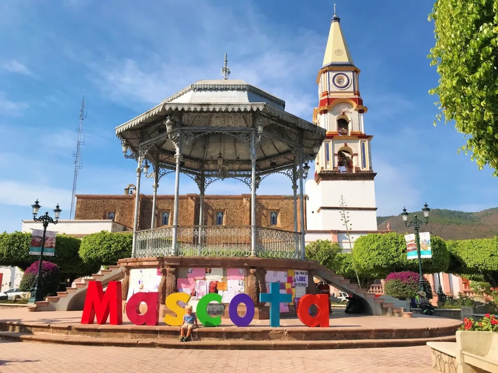 Descubre qué hacer en Mascota, Jalisco, uno de los Pueblos Mágicos más encantadores de México. Conoce sus atractivos, historia, naturaleza, gastronomía y actividades para disfrutar durante el verano.