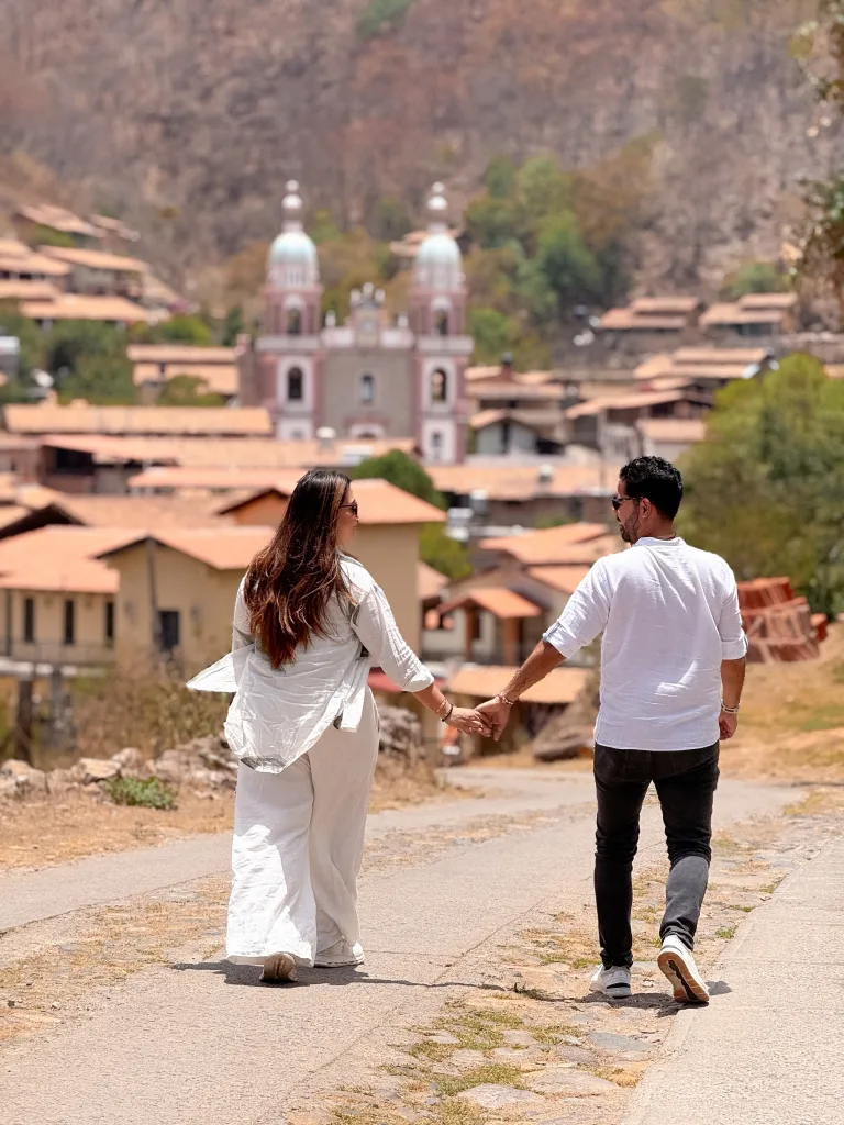 Descubre qué hacer en Mascota, Jalisco, uno de los Pueblos Mágicos más encantadores de México. Conoce sus atractivos, historia, naturaleza, gastronomía y actividades para disfrutar durante el verano.