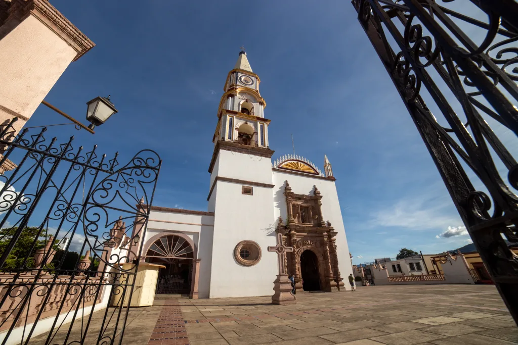 Descubre qué hacer en Mascota, Jalisco, uno de los Pueblos Mágicos más encantadores de México. Conoce sus atractivos, historia, naturaleza, gastronomía y actividades para disfrutar durante el verano.