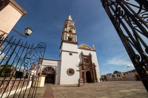 Descubre qué hacer en Mascota, Jalisco, uno de los Pueblos Mágicos más encantadores de México. Conoce sus atractivos, historia, naturaleza, gastronomía y actividades para disfrutar durante el verano.
