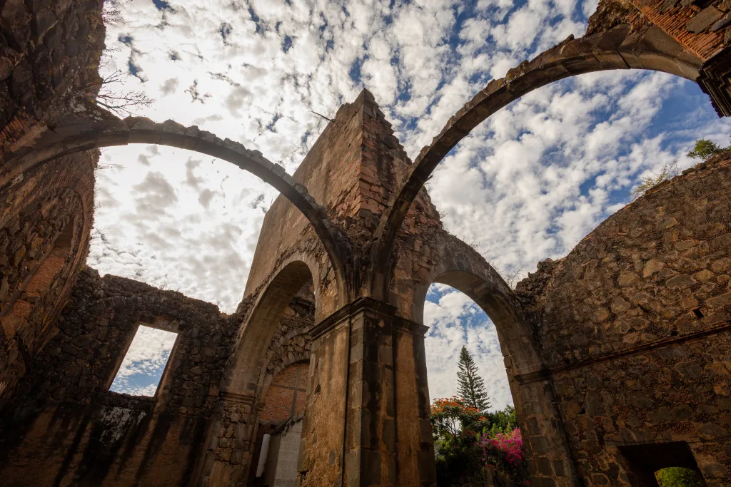 Descubre qué hacer en Mascota, Jalisco, uno de los Pueblos Mágicos más encantadores de México. Conoce sus atractivos, historia, naturaleza, gastronomía y actividades para disfrutar durante el verano.