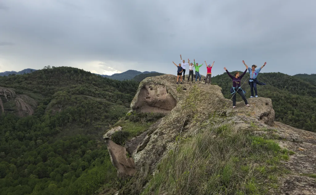Descubre qué hacer en Mascota, Jalisco, uno de los Pueblos Mágicos más encantadores de México. Conoce sus atractivos, historia, naturaleza, gastronomía y actividades para disfrutar durante el verano.
