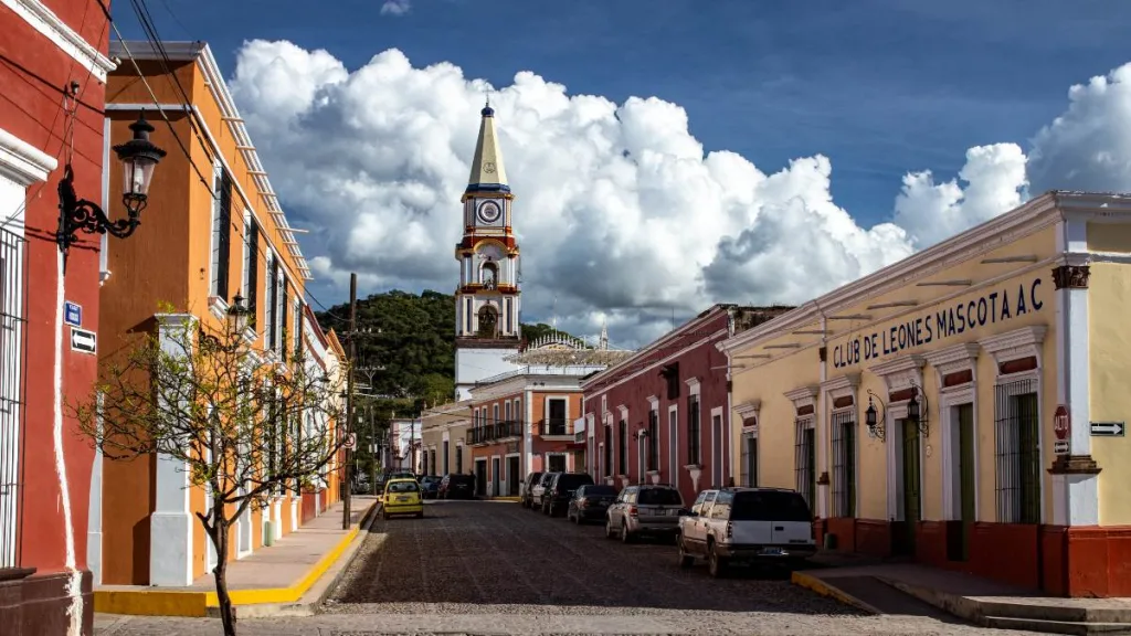 Descubre qué hacer en Mascota, Jalisco, uno de los Pueblos Mágicos más encantadores de México. Conoce sus atractivos, historia, naturaleza, gastronomía y actividades para disfrutar durante el verano.