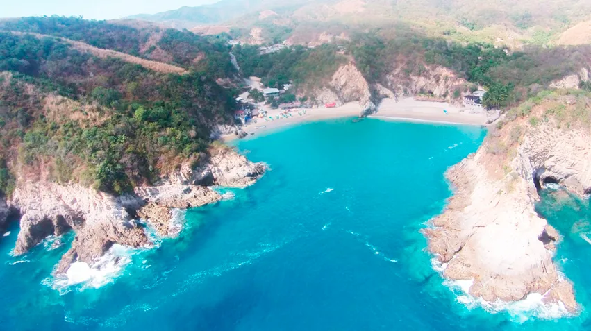 ¿Buscas una playa tranquila en Michoacán? Descubre Pichilinguillo, una joya escondida de aguas color esmeralda, arena suave y ambiente relajado. Te contamos dónde está, cómo llegar, qué hacer y por qué se ha convertido en uno de los secretos mejor guardados del Pacífico mexicano.