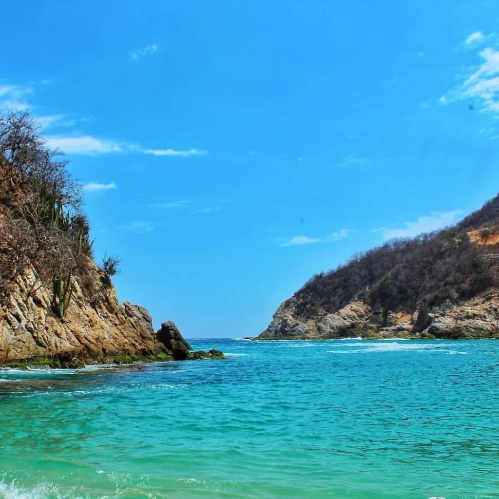 ¿Buscas una playa tranquila en Michoacán? Descubre Pichilinguillo, una joya escondida de aguas color esmeralda, arena suave y ambiente relajado. Te contamos dónde está, cómo llegar, qué hacer y por qué se ha convertido en uno de los secretos mejor guardados del Pacífico mexicano.