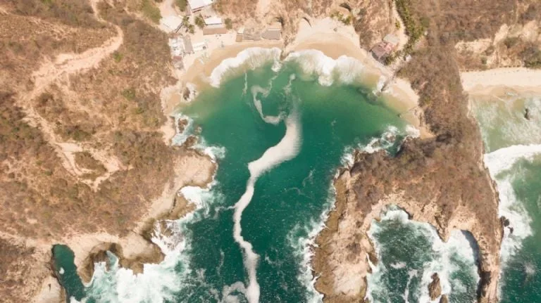 ¿Buscas una playa tranquila en Michoacán? Descubre Pichilinguillo, una joya escondida de aguas color esmeralda, arena suave y ambiente relajado. Te contamos dónde está, cómo llegar, qué hacer y por qué se ha convertido en uno de los secretos mejor guardados del Pacífico mexicano.