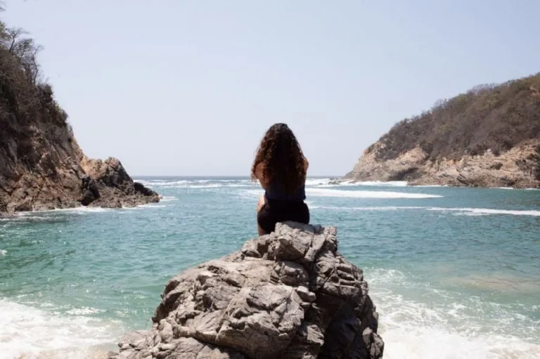 ¿Buscas una playa tranquila en Michoacán? Descubre Pichilinguillo, una joya escondida de aguas color esmeralda, arena suave y ambiente relajado. Te contamos dónde está, cómo llegar, qué hacer y por qué se ha convertido en uno de los secretos mejor guardados del Pacífico mexicano.